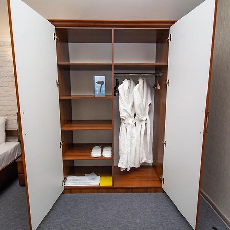 Три Сімки Hotel Vyshhorod Eksteriør billede