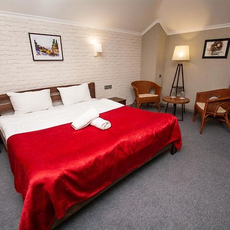 Три Сімки Hotel Vyshhorod Eksteriør billede