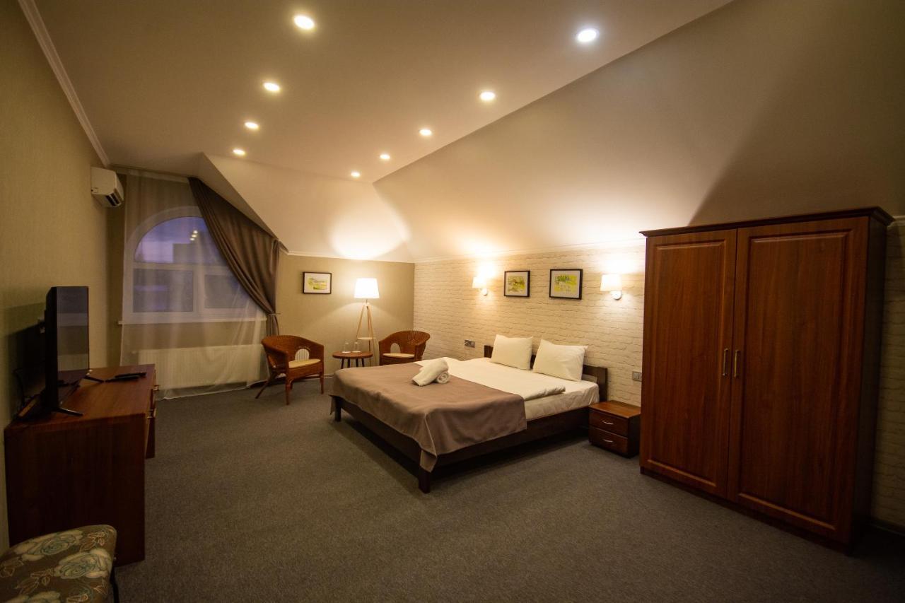 Три Сімки Hotel Vyshhorod Eksteriør billede