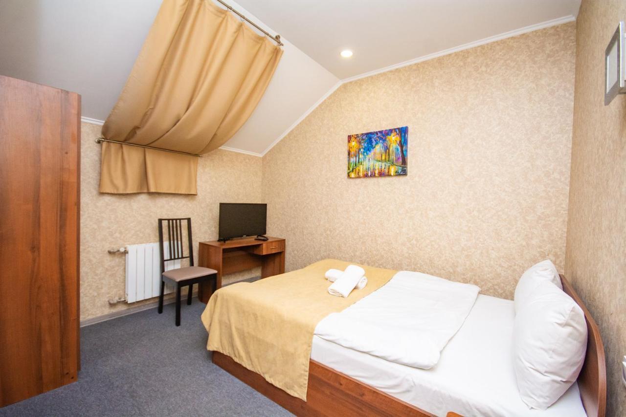 Три Сімки Hotel Vyshhorod Eksteriør billede