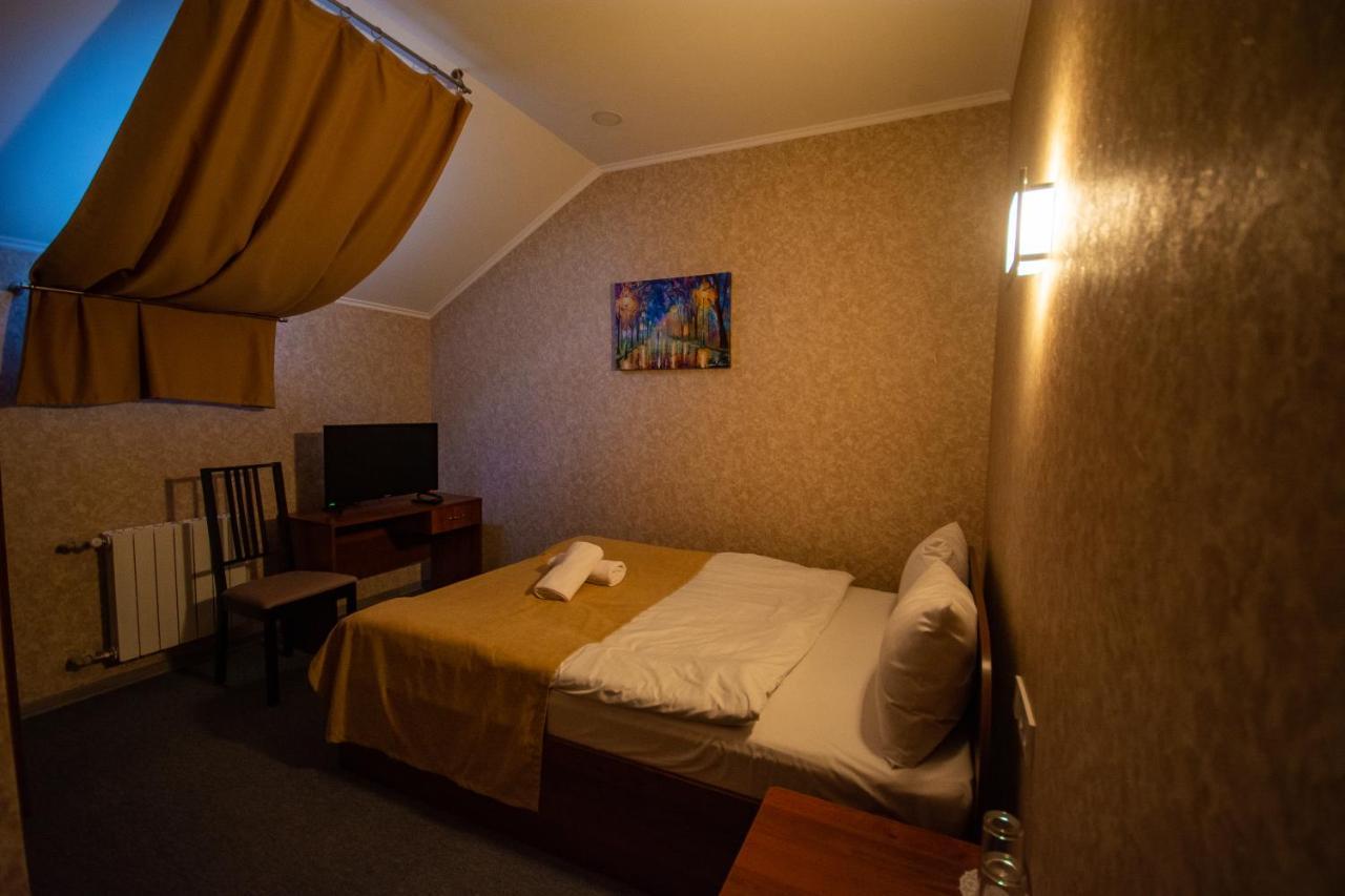 Три Сімки Hotel Vyshhorod Eksteriør billede