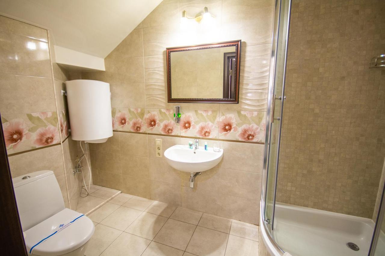 Три Сімки Hotel Vyshhorod Eksteriør billede