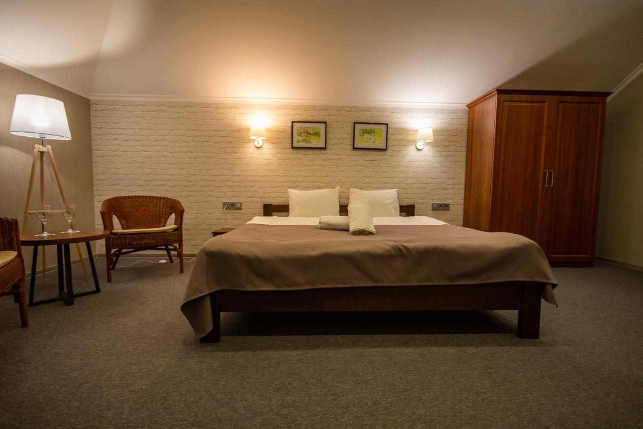 Три Сімки Hotel Vyshhorod Eksteriør billede