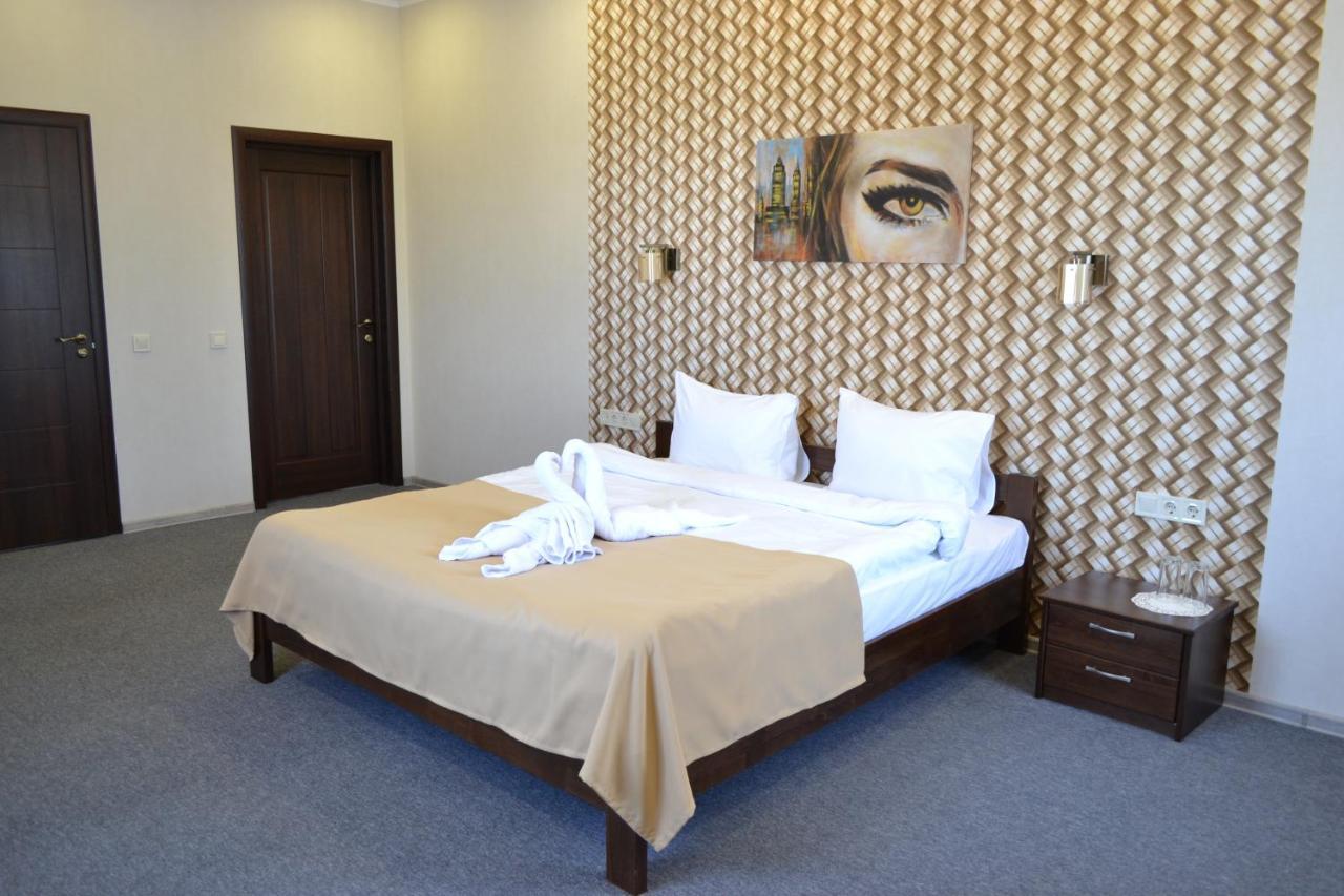 Три Сімки Hotel Vyshhorod Eksteriør billede