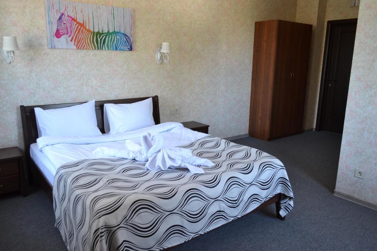 Три Сімки Hotel Vyshhorod Eksteriør billede