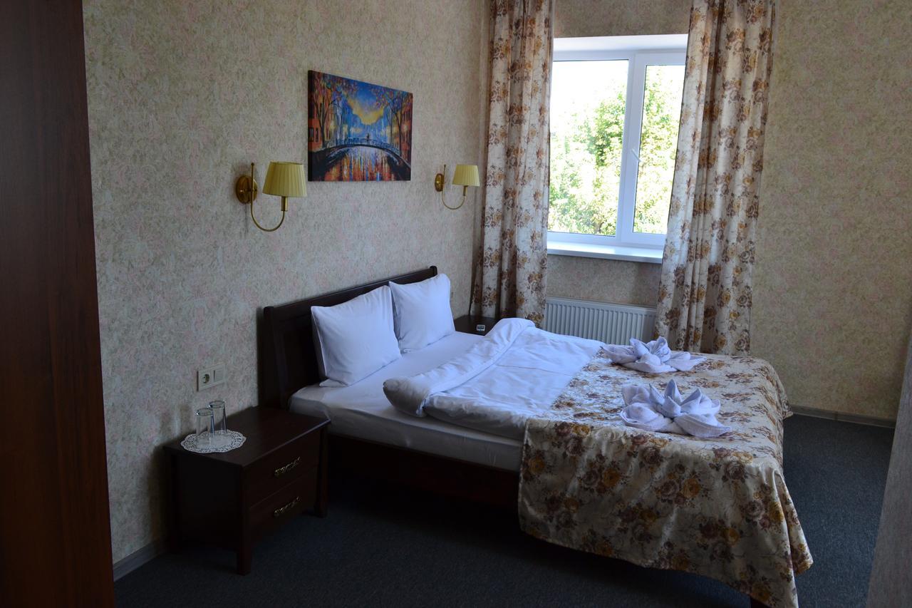 Три Сімки Hotel Vyshhorod Eksteriør billede