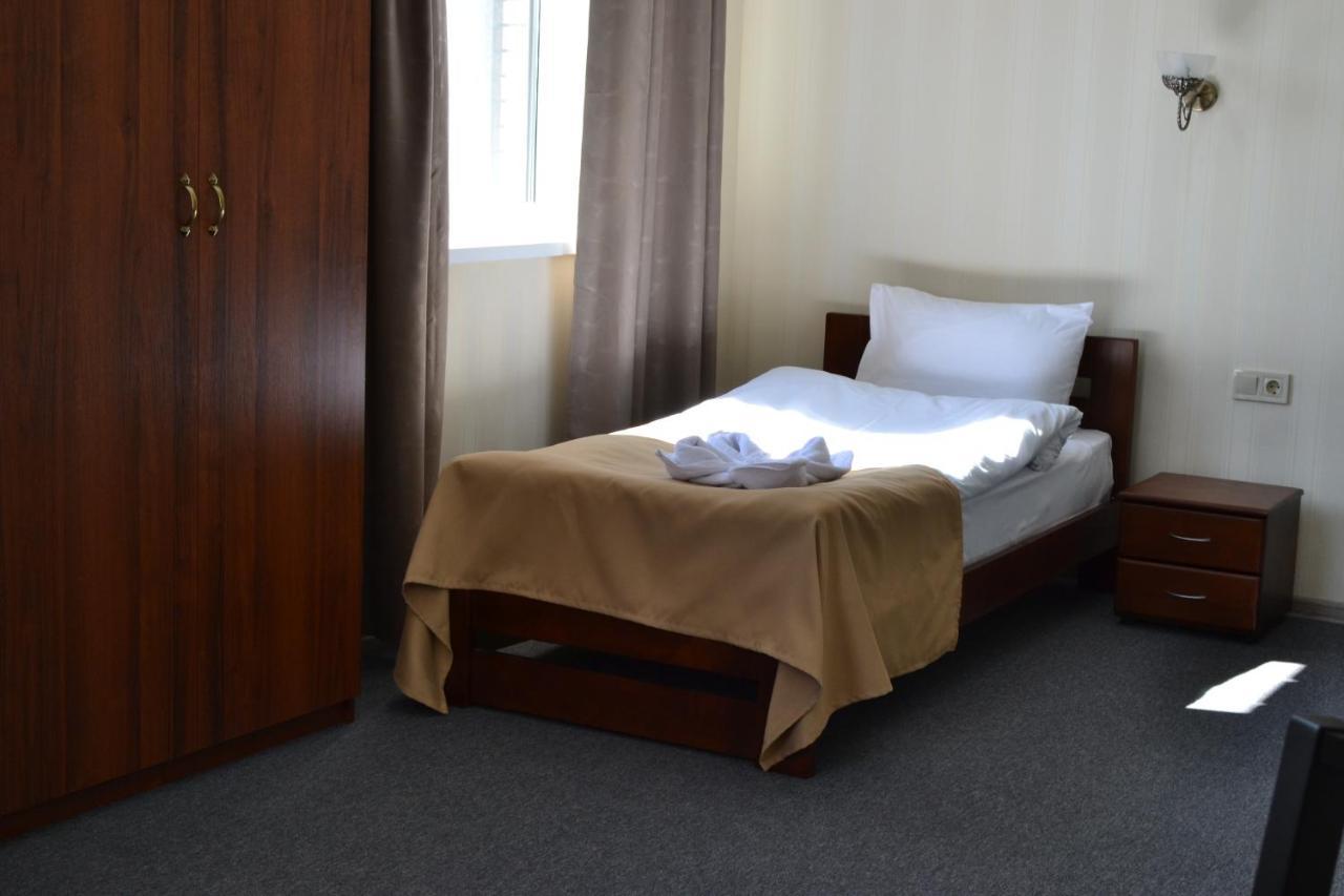 Три Сімки Hotel Vyshhorod Eksteriør billede
