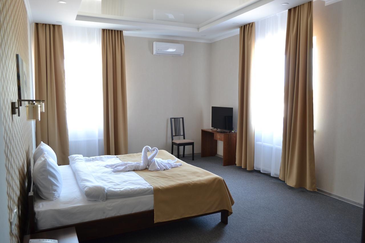 Три Сімки Hotel Vyshhorod Eksteriør billede