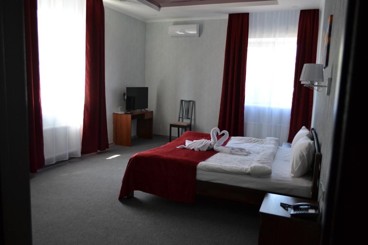 Три Сімки Hotel Vyshhorod Eksteriør billede