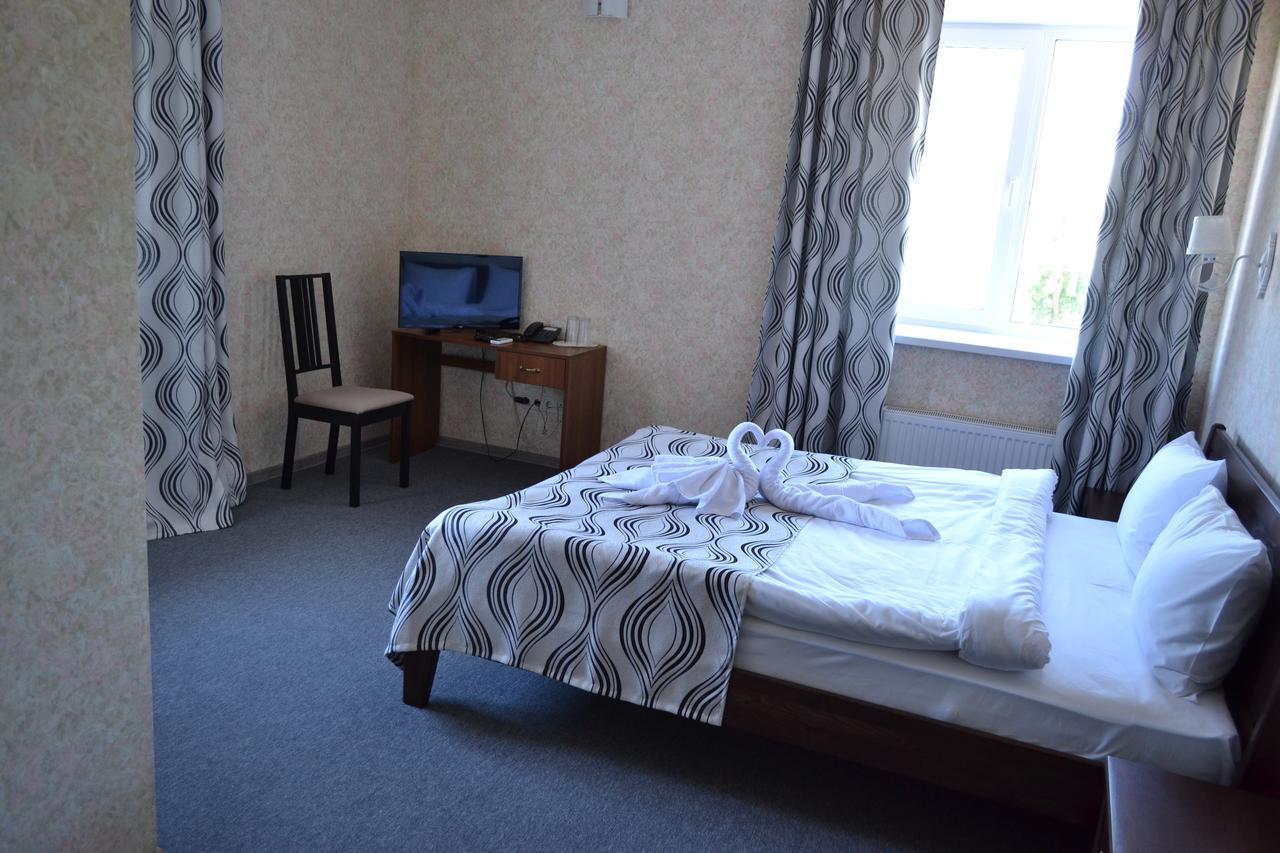 Три Сімки Hotel Vyshhorod Eksteriør billede