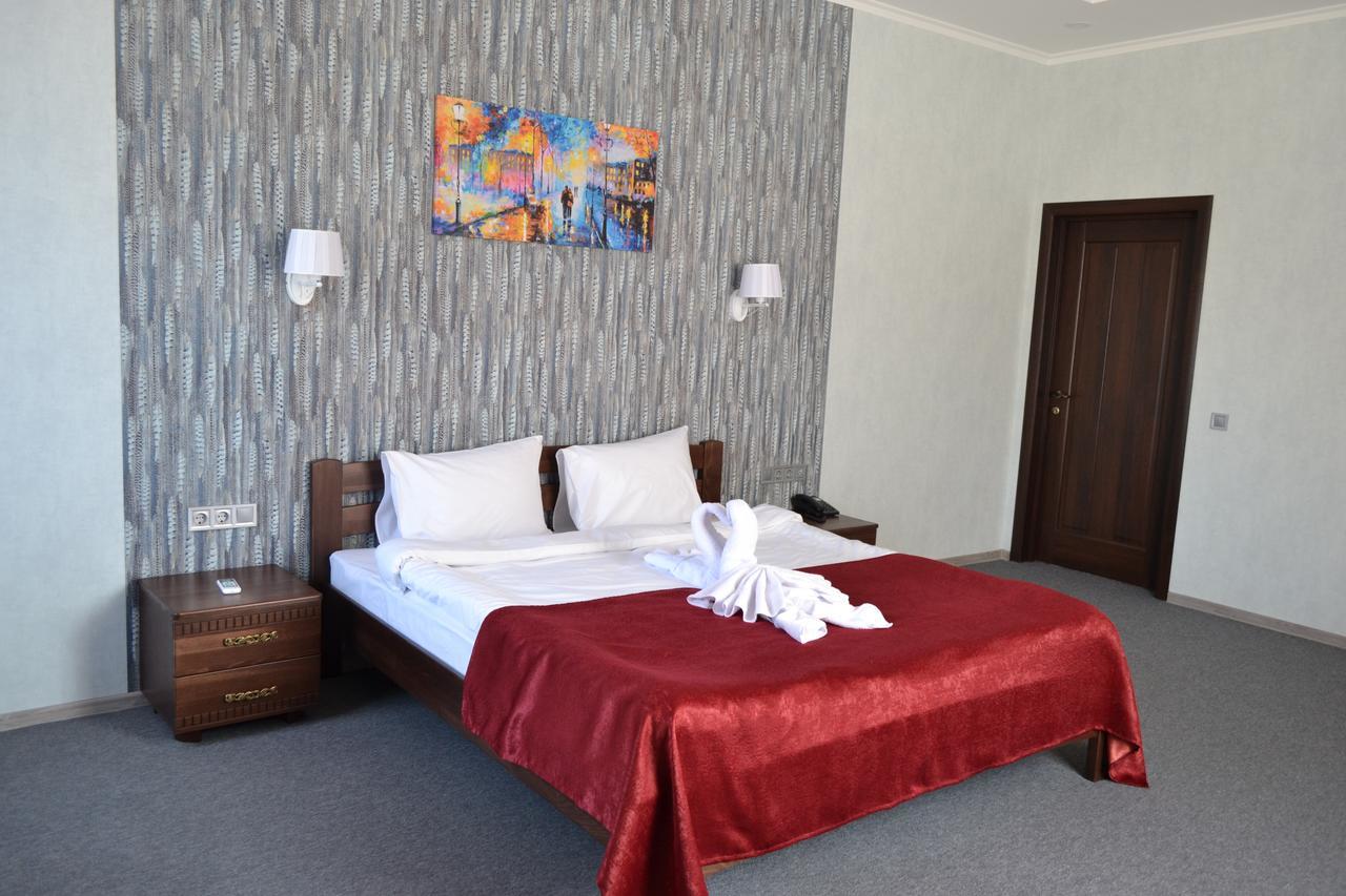 Три Сімки Hotel Vyshhorod Eksteriør billede