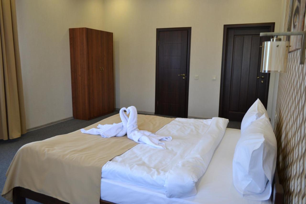 Три Сімки Hotel Vyshhorod Eksteriør billede