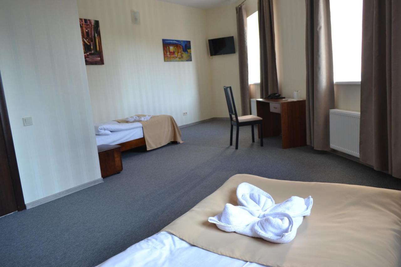 Три Сімки Hotel Vyshhorod Eksteriør billede