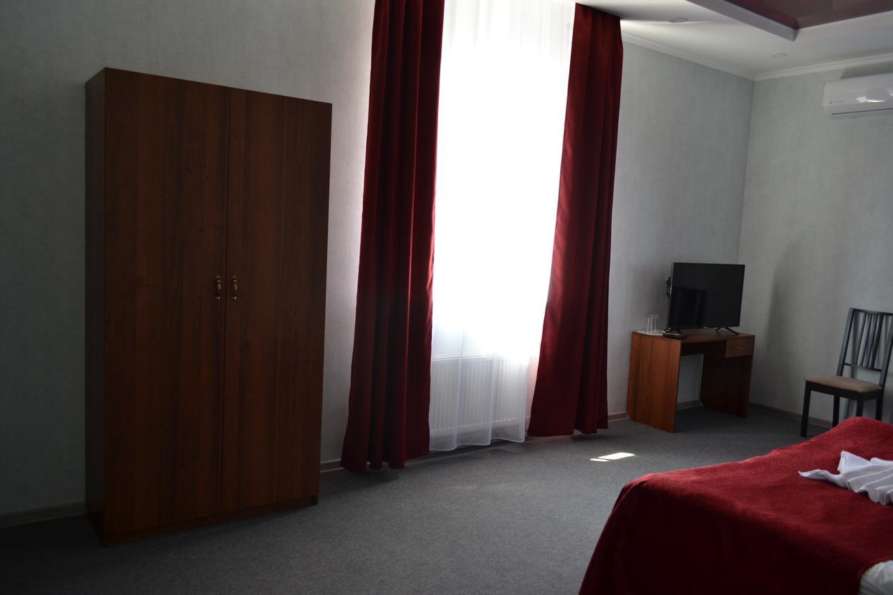 Три Сімки Hotel Vyshhorod Eksteriør billede