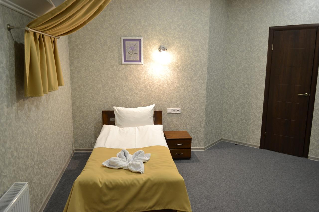 Три Сімки Hotel Vyshhorod Eksteriør billede
