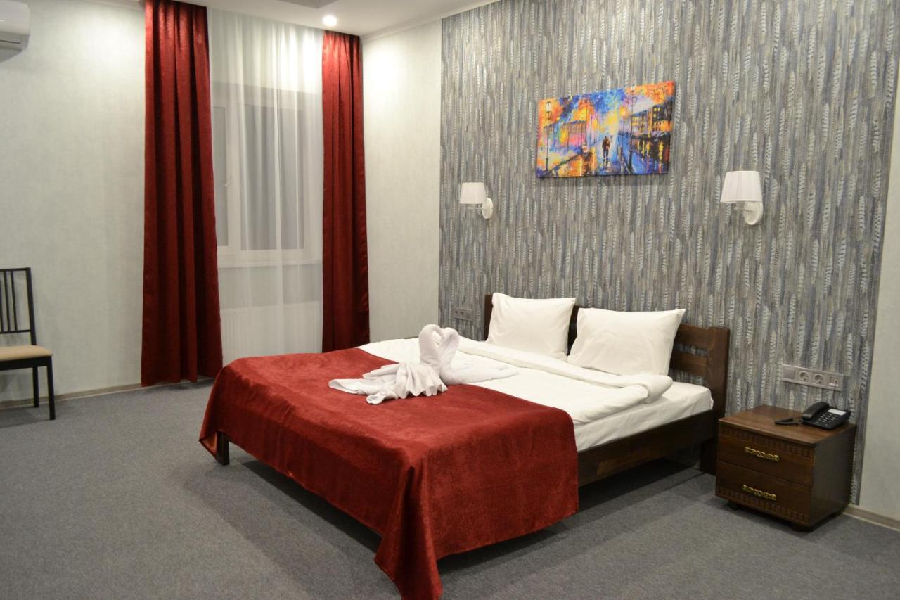 Три Сімки Hotel Vyshhorod Eksteriør billede