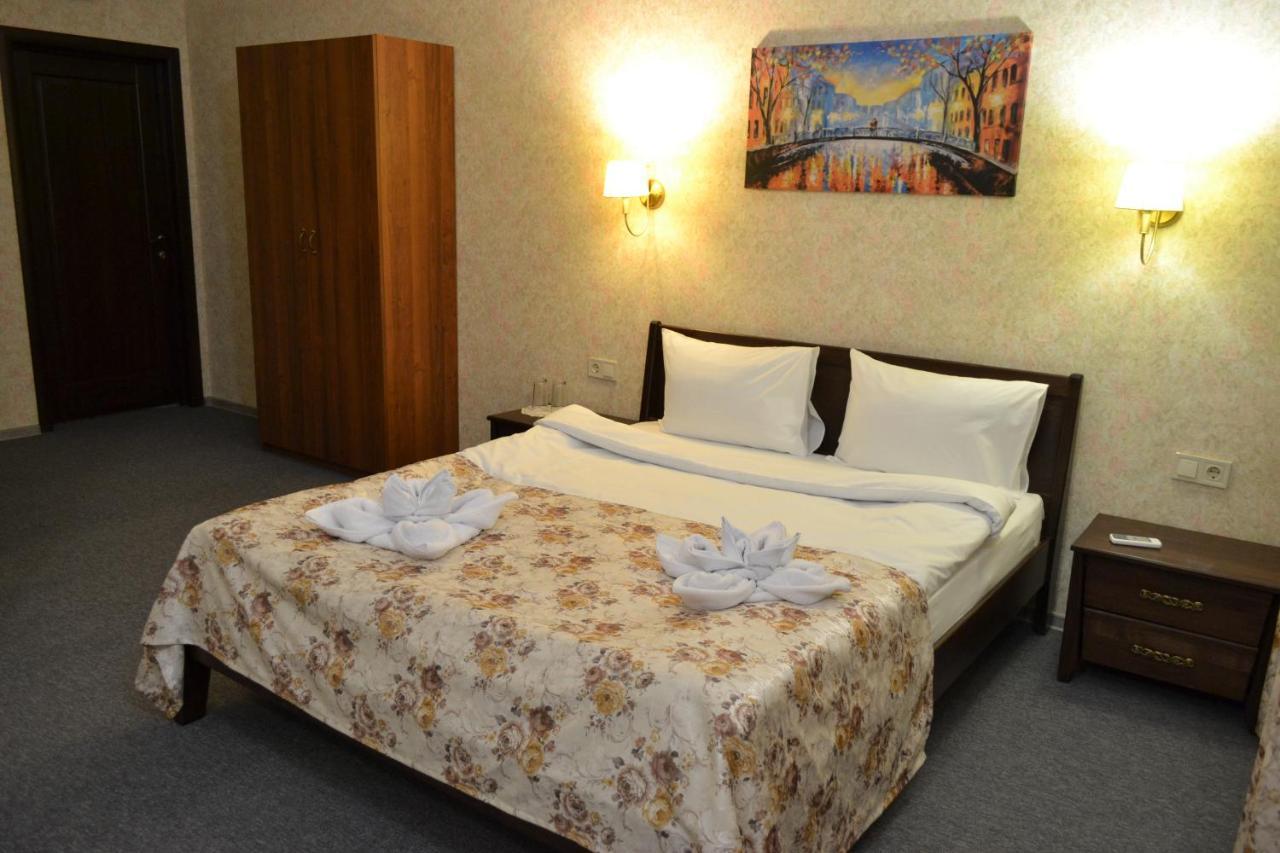 Три Сімки Hotel Vyshhorod Eksteriør billede