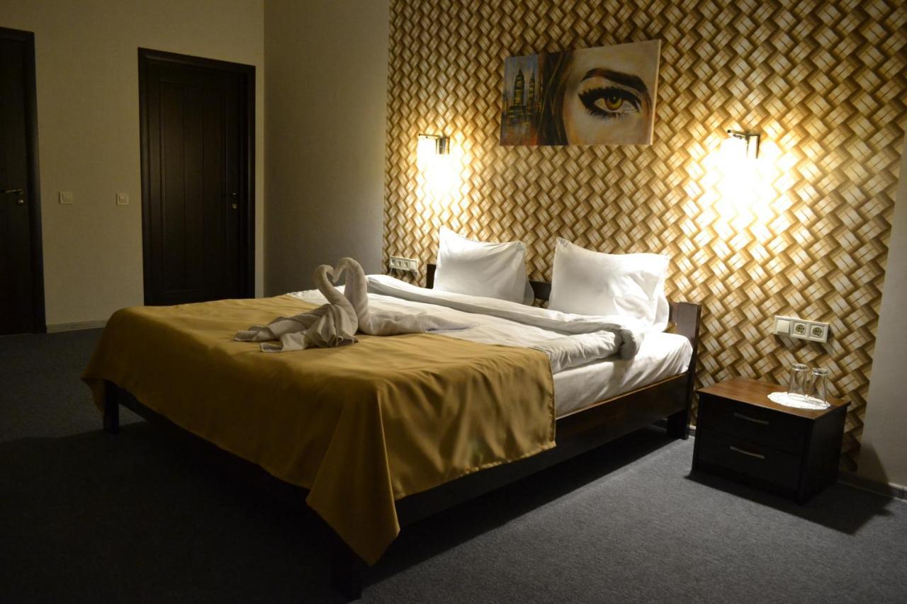 Три Сімки Hotel Vyshhorod Eksteriør billede