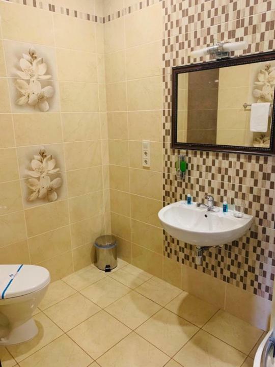 Три Сімки Hotel Vyshhorod Eksteriør billede