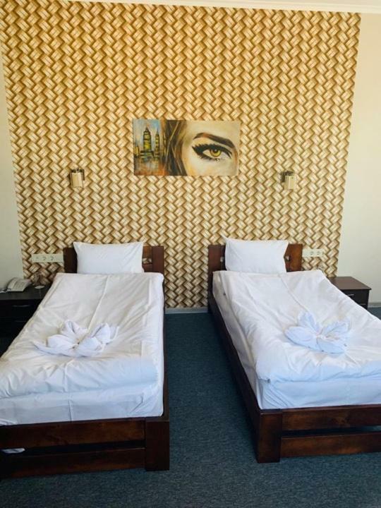 Три Сімки Hotel Vyshhorod Eksteriør billede